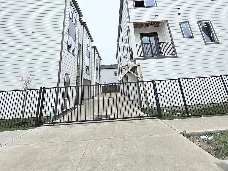 2706 Nagle St — Photo 55