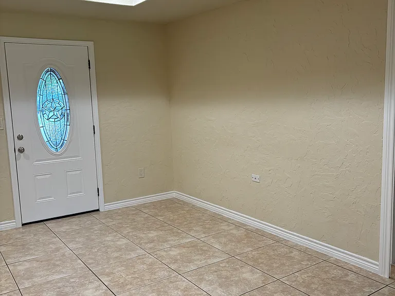 804 Clyde St — Photo 8