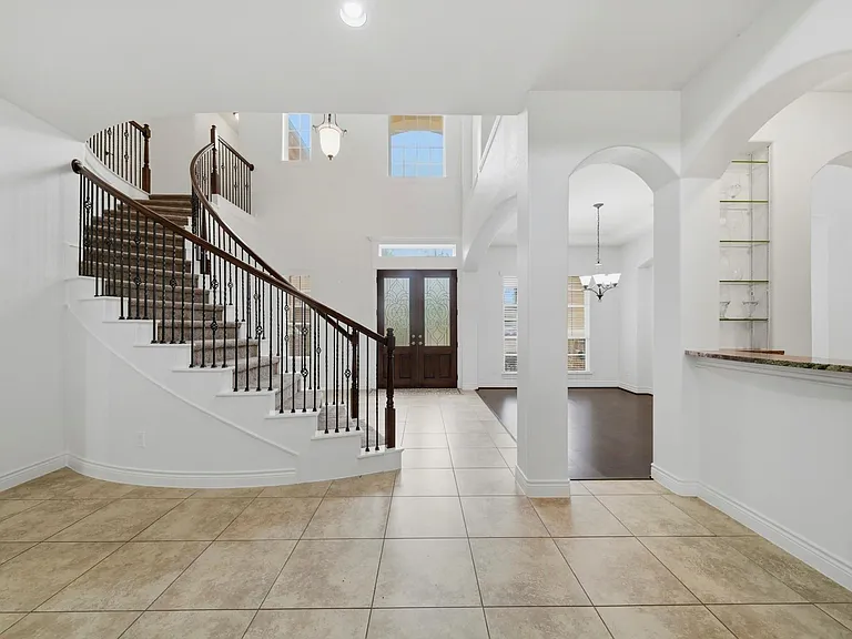 33 Combwell Gdn — Photo 6