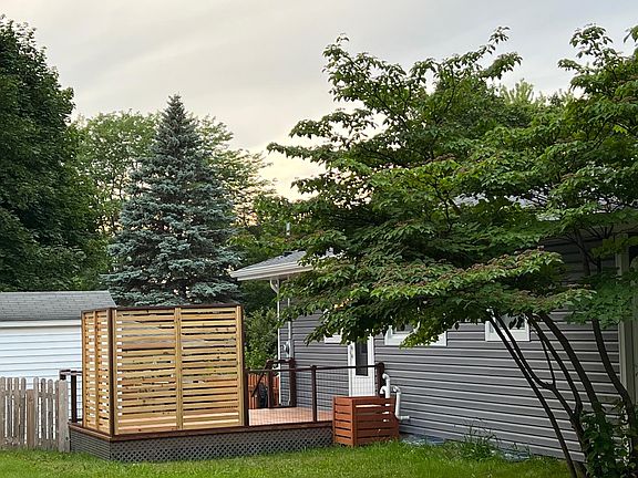 Deck with privacy screen