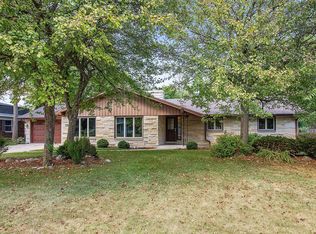 2120 W Woodbury Ln, Glendale, WI 53209