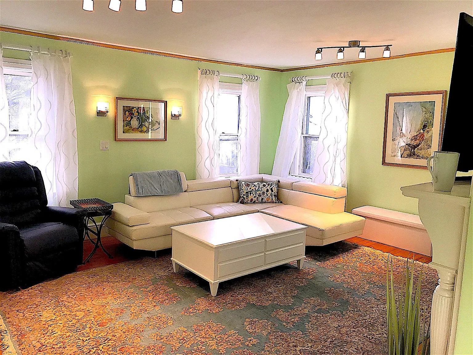 4 bed, 1960 sqft, $1,200 — Photo 1