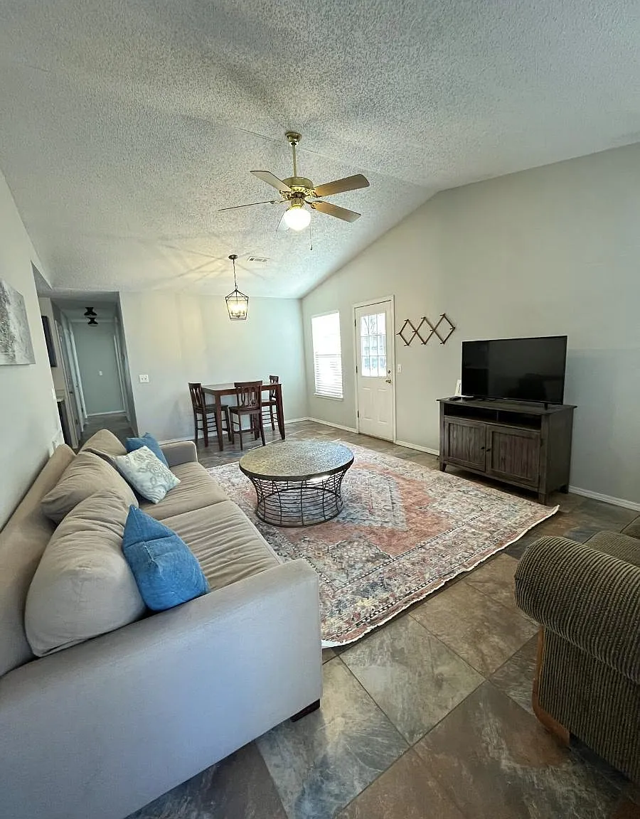 3 bed, 1014 sqft, $2,050 — Photo 3