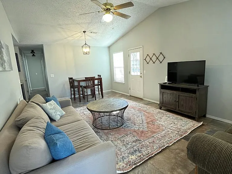 1630 N Timbercrest Ave — Photo 3
