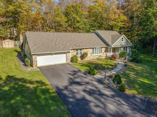 2605 Woodland Ct, Windber, PA 15963