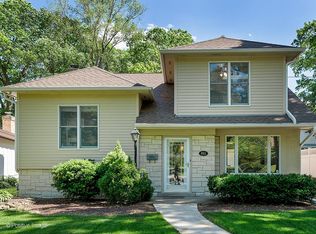 851 Ellynwood Dr, Glen Ellyn, IL 60137