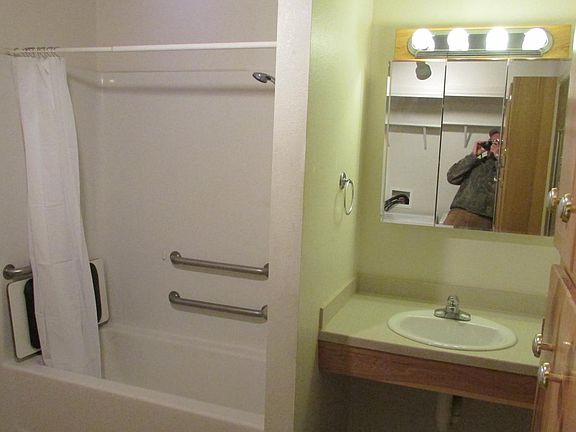 Tub w/seat, grab bars, shower wand