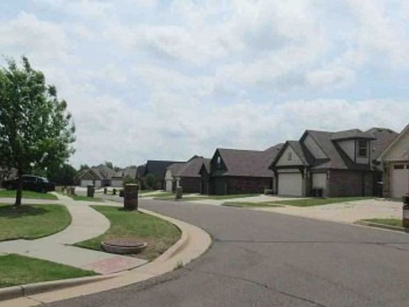 Exterior Neighborhood (street photo)