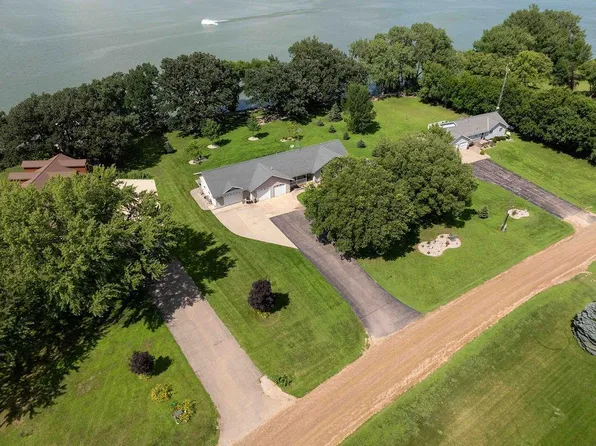 4 S Fox Lake Dr E, Sherburn, MN 56171