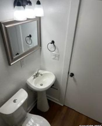 5th image of 924 W Kings Hwy #2