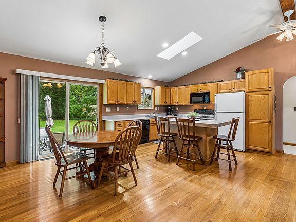 5th image of 1902 Maple Rd