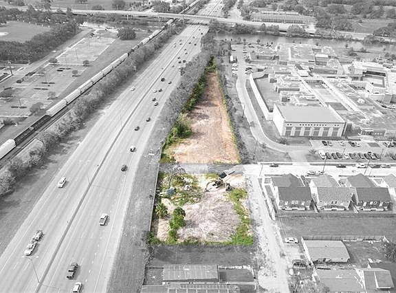 4th image of 1100 Sere St