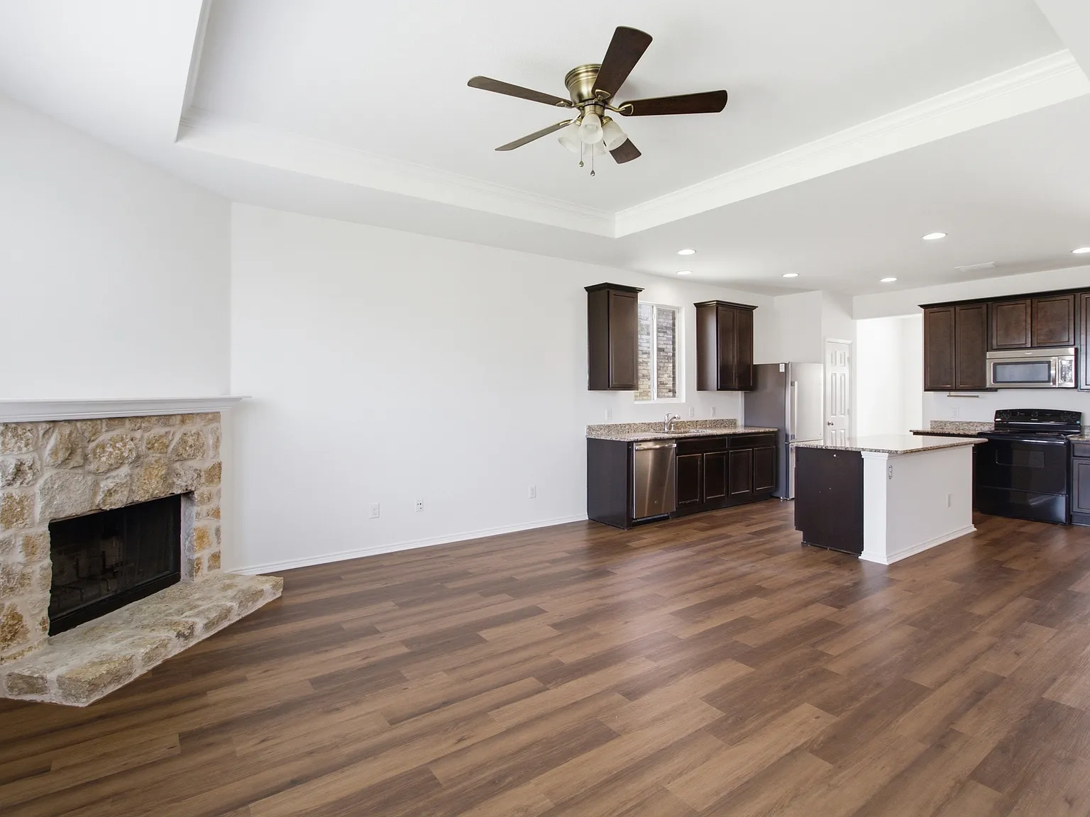 4 bed, 2477 sqft, $2,600 — Photo 2