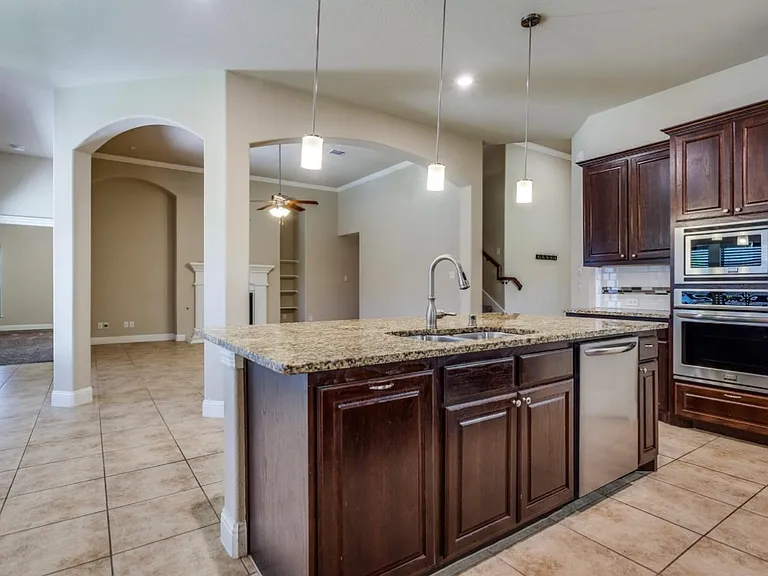 909 Sunnyvale Dr — Photo 6
