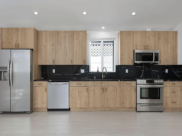11906 Oxnard St — Photo 10