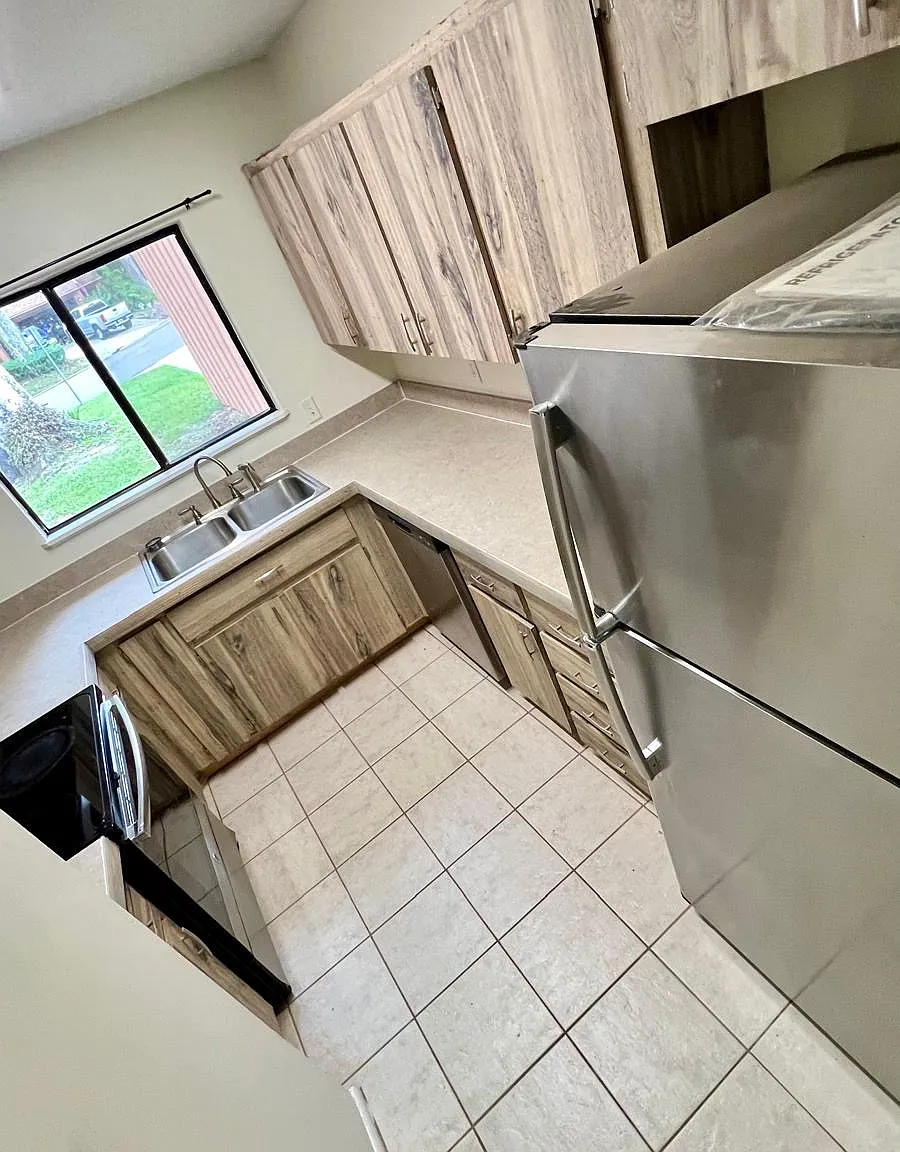 3 bed, 1212 sqft, $1,995 — Photo 4