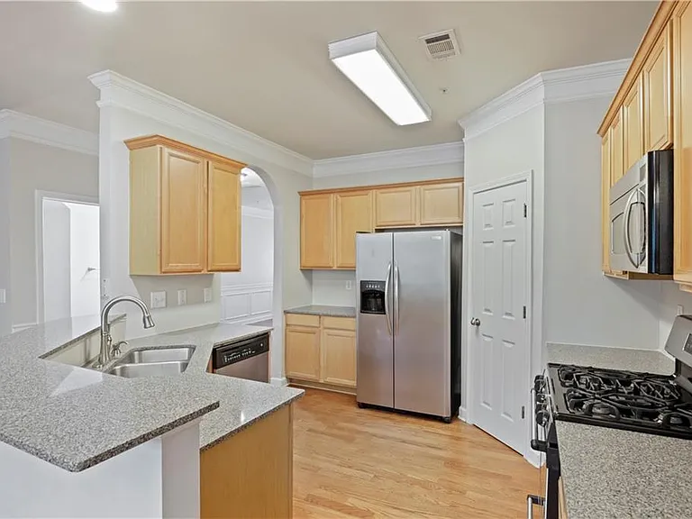 720 Surrey Park Pl SE — Photo 8