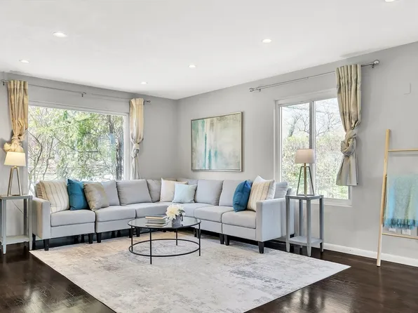 204 Lagrange St Unit 204, Chestnut Hill, MA 02467