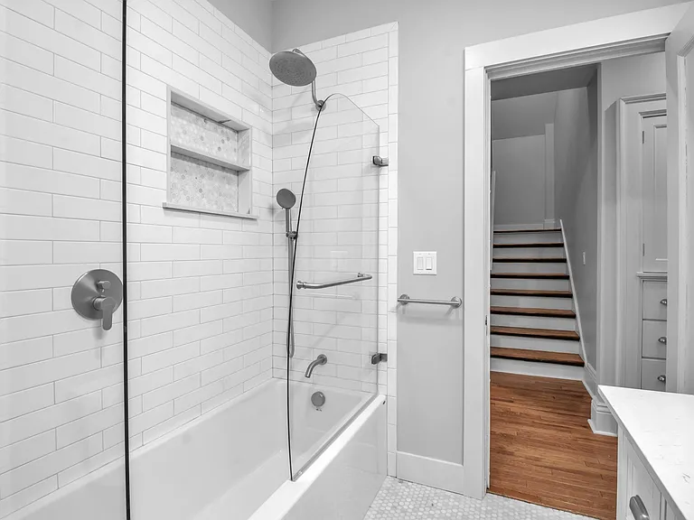 100 Richmond Ave #UPPER — Photo 29
