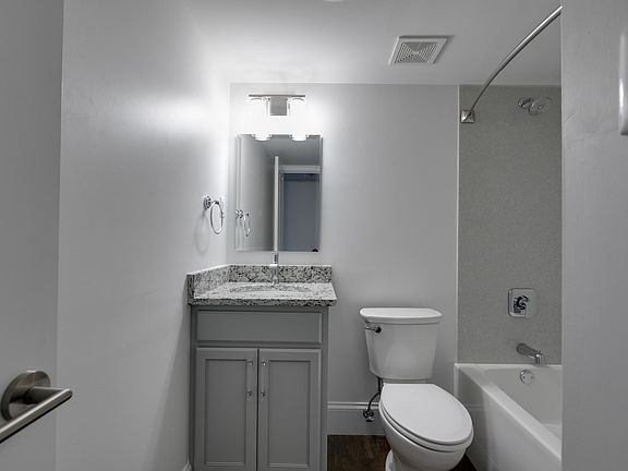 4th image of 631 Broadmoor Dr