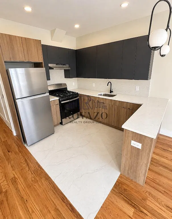 792 Broadway — Photo 1