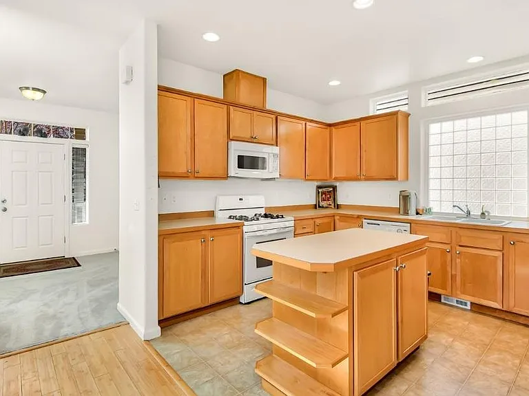 10251 NE Okanogan St #4 — Photo 8