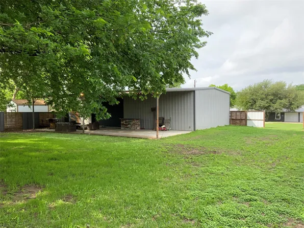 Caldwell St, Lexington, TX 78947