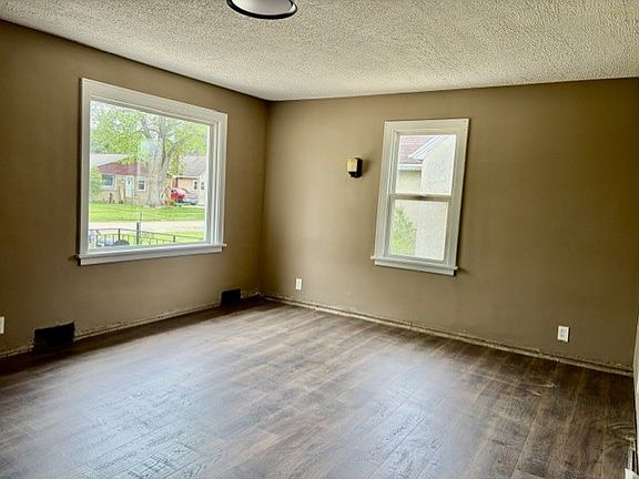 4th image of 325 W 3rd St