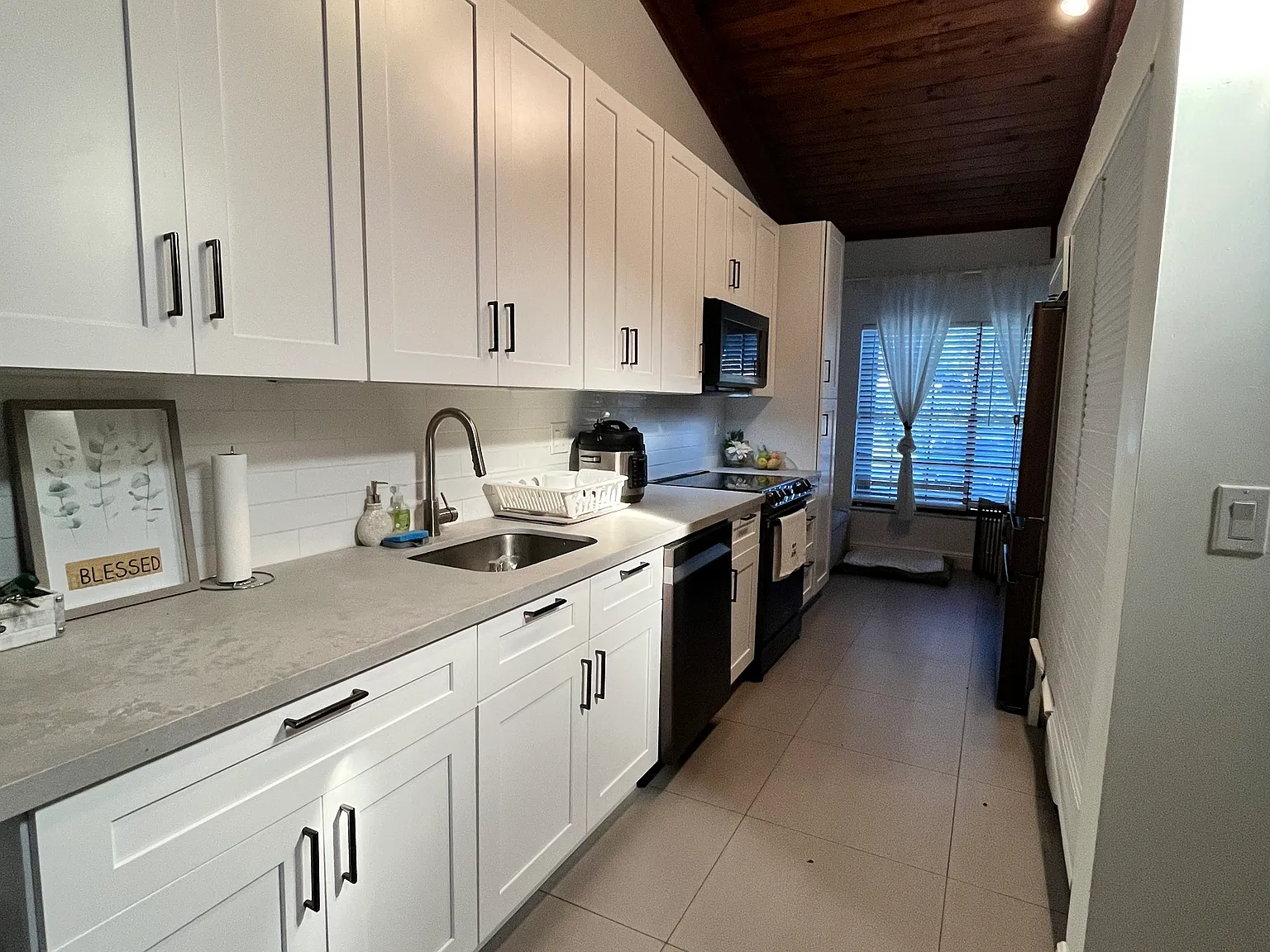 3 bed, 1076 sqft, $2,525 — Photo 2