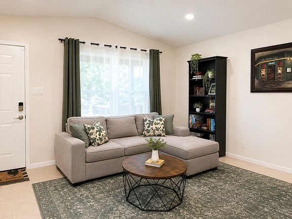 4th image of 808 Plumpton Dr