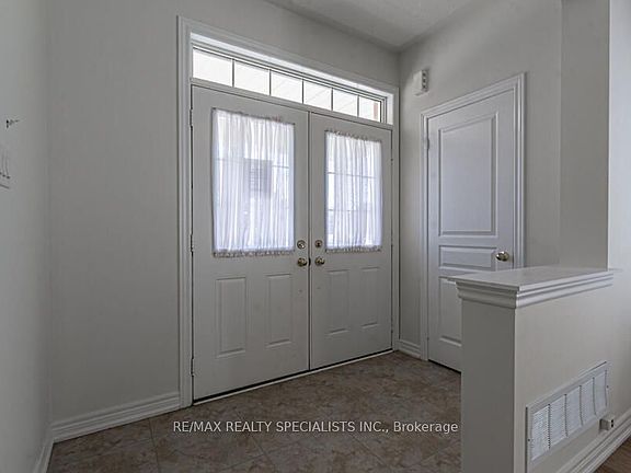 3rd image of 183 Huddlestone Cres