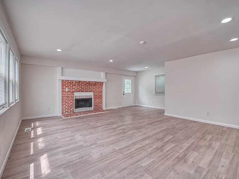 1139 Miller Ave — Photo 12