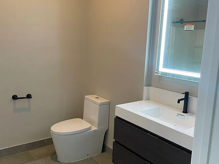 Hawthorne Regency Apartments — Photo 19
