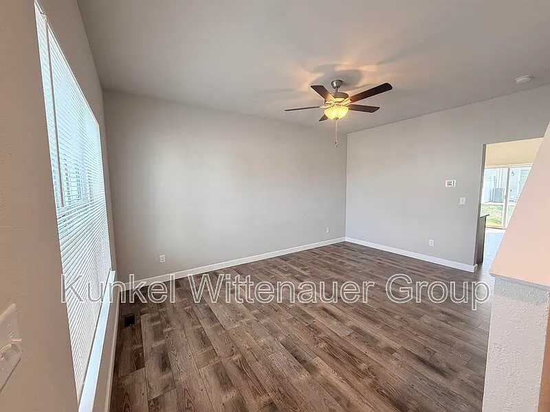 3 bed, 3.5 bath, 1800 sqft, $1,950 — Photo 2