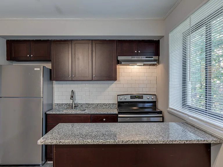 Parkway Garden Apartments — Photo 12