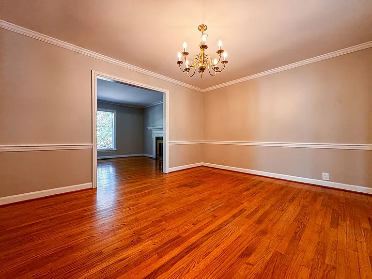 2305 Mirror Lake Dr — Photo 10