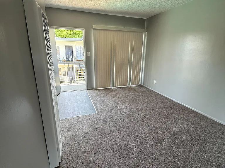 912 E La Palma — Photo 15