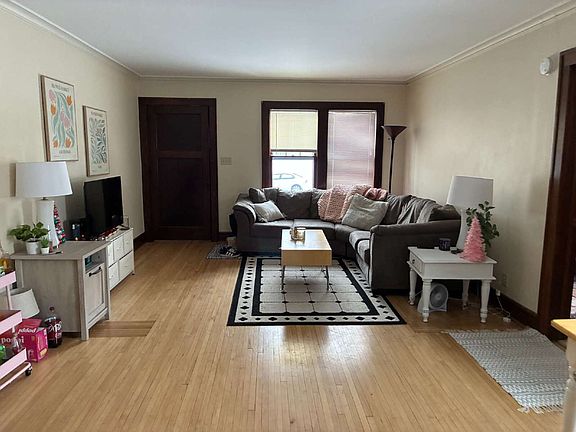 5th image of 515 Broadway St
