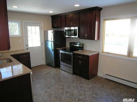 4th image of 22 Briaroot Dr