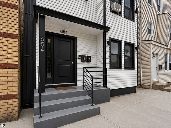 3rd image of 654 S 12Th St