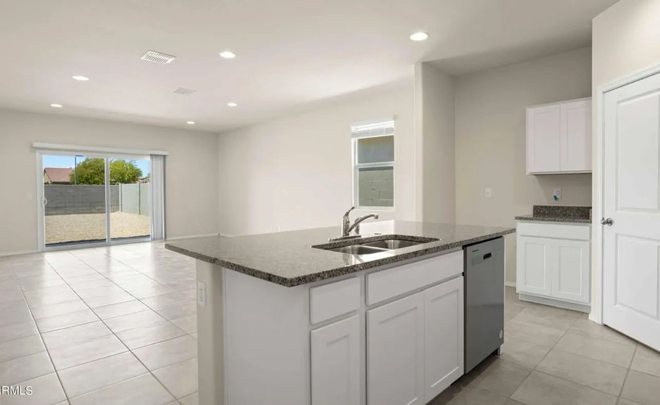 4 bed, 1639 sqft, $1,900 — Photo 2