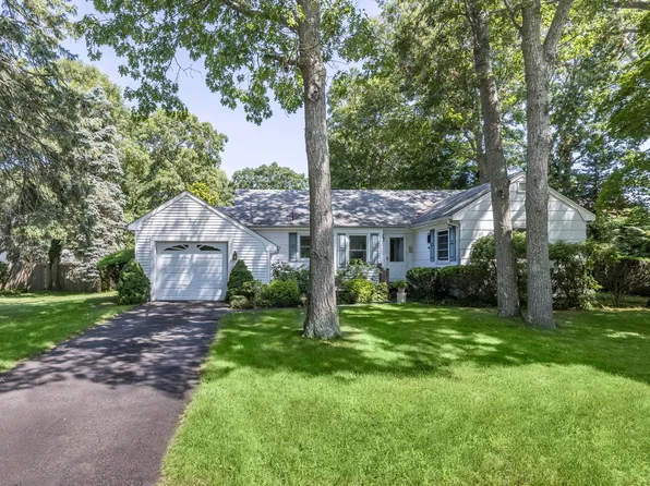 29 Lynn Ave, Hampton Bays, NY 11946