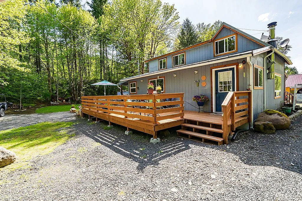 638 River Rd SE photo 1