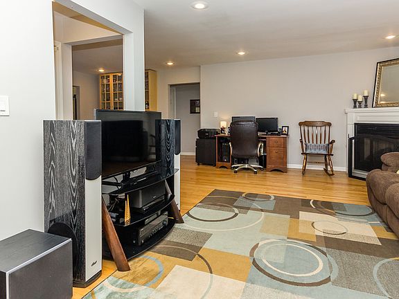 3rd image of 1531 W Farwell Ave APT 1S