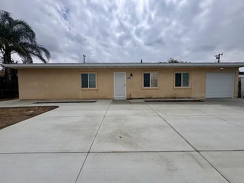 9855 Almeria Ave Photo 1