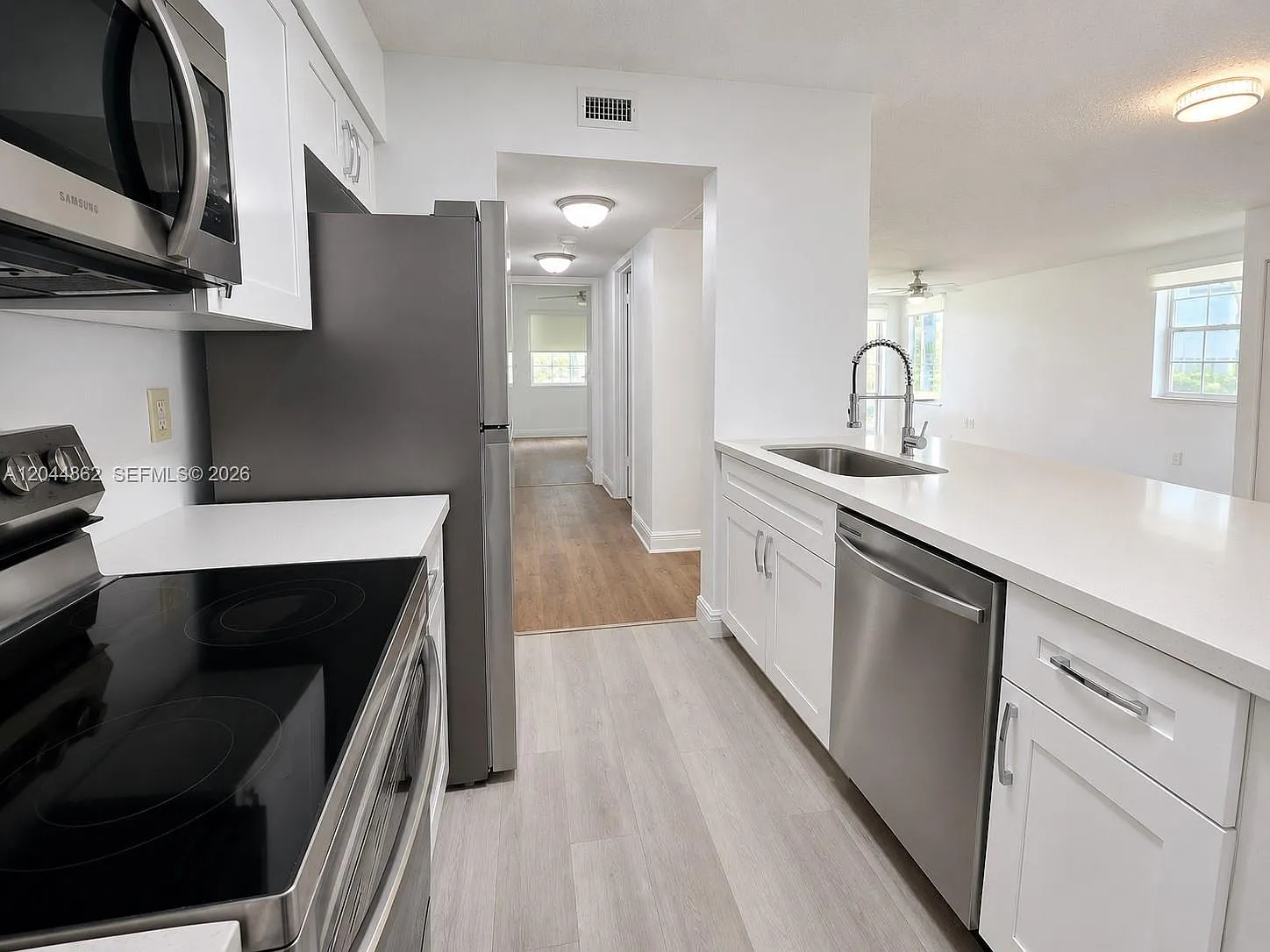 Lakeview Club Condo — Photo 2