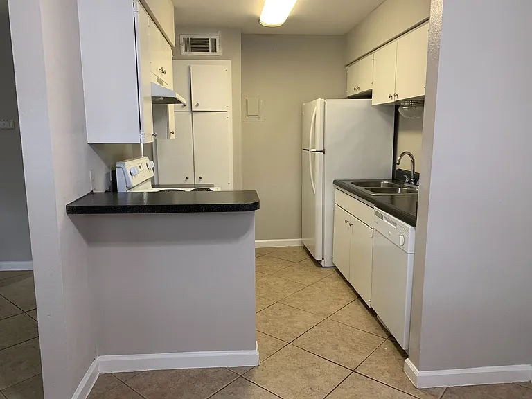 Verano at the Heights Apartments — Photo 17