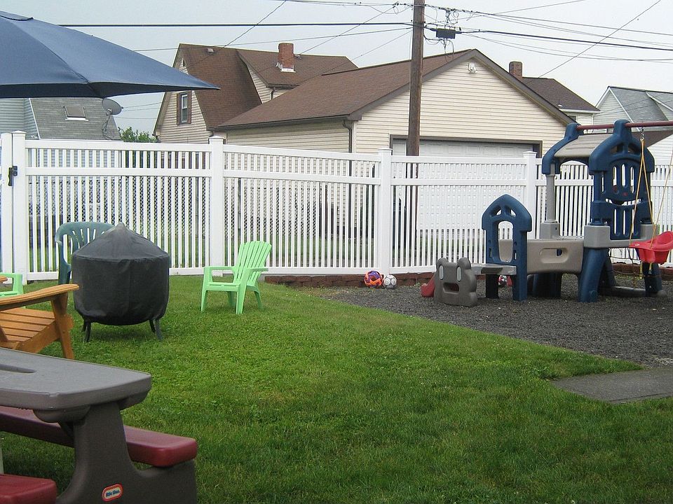 beautiful  fencedback yard