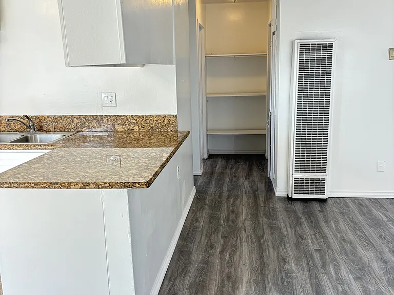913 E Hyde Park Blvd #B — Photo 15