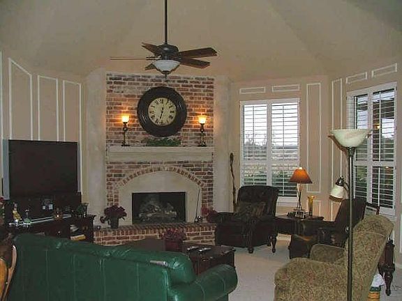 4th image of 904 Lakewood Dr